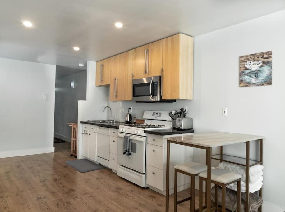 Modern Condo Steps From The Ocean アンカレッジ エクステリア 写真